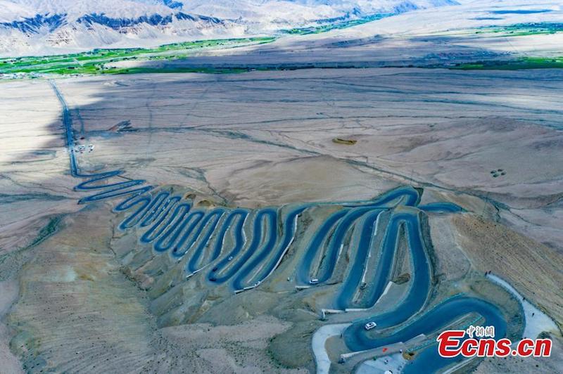 Xinjiang : la spectaculaire route en forme de dragon de Panlong et ses 600 virages en épingle à cheveux
