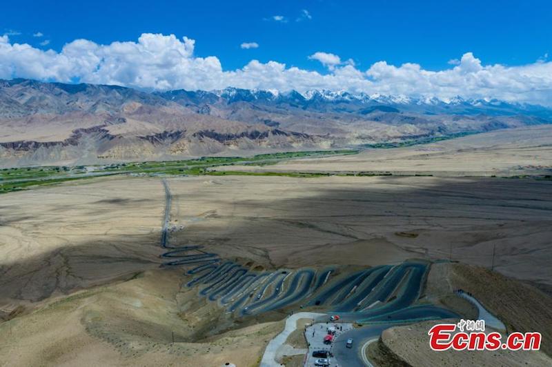 Xinjiang : la spectaculaire route en forme de dragon de Panlong et ses 600 virages en épingle à cheveux