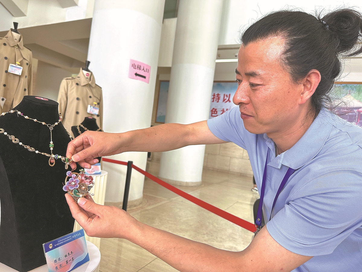 Du Dongdong arrange un collier qu'il Du Dongdong arrange un collier qu'il