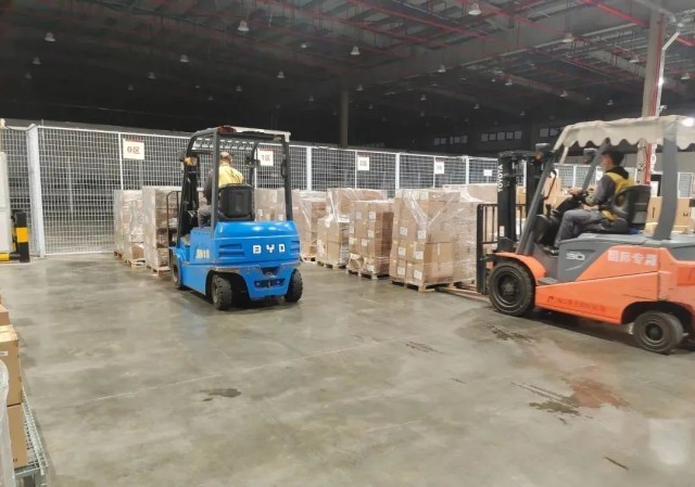 Des marchandises sont stockées dans un entrep t avant d'être expédiées par camions à l'aéroport international Meilan de Haikou, capitale de la province de Hainan (sud de la Chine). (Photo fournie par l'aéroport international Meilan de Haikou)