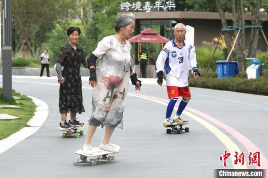 Wang Jinrong (à gauche), 70 ans, Liu Cuilian (au centre), 66 ans, et Li Mingqin (à droite), 85 ans, font du surfskate à Chengdu. (Photo/China News Service)