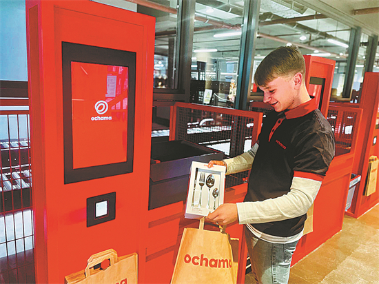 Un consommateur récupère ses marchandises dans un magasin Ochama à Leiden, aux Pays-Bas. (Photo / China Daily)