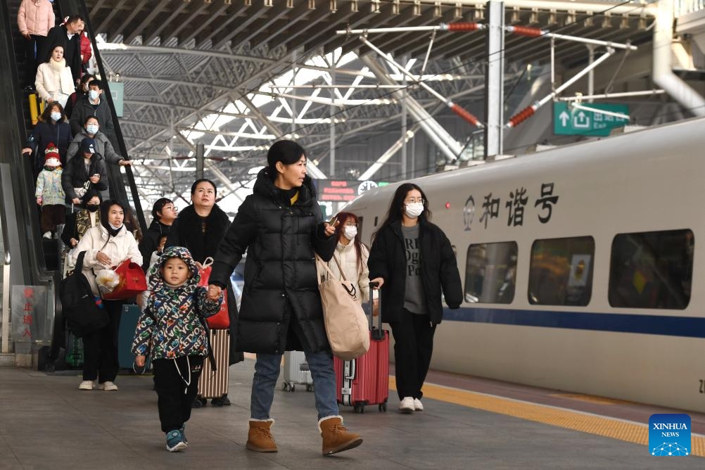 Des voyageurs prennent un train à la gare de Nanjing, capitale de la province du Jiangsu (est de la Chine), le 1er janvier 2024. La journée de lundi a marqué le dernier jour des trois jours de vacances du Nouvel An 2024 en Chine. (Photo / Xinhua)