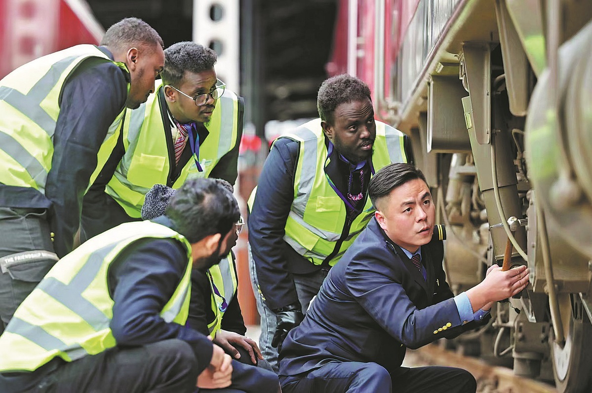 Un technicien chinois donne un cours de maintenance ferroviaire à des conducteurs de train africains à Zhengzhou, capitale de la province du Henan (centre de la Chine). (Photo / China Daily)