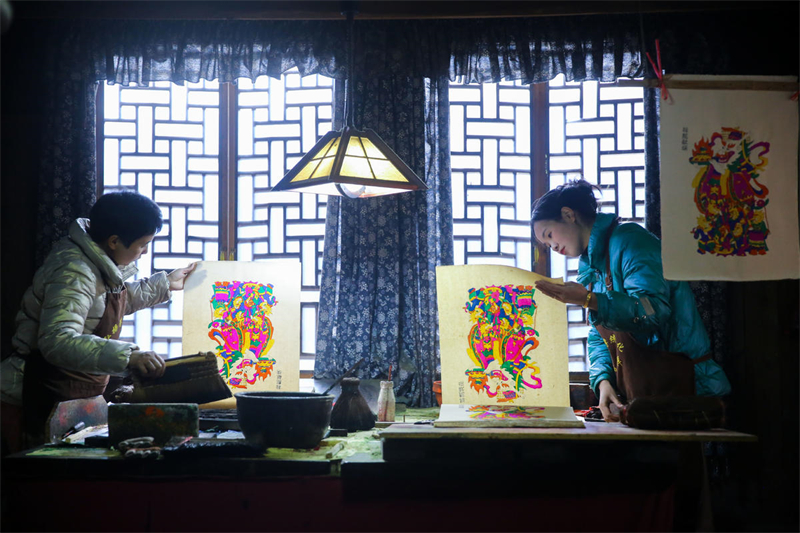 Hunan : l'impression des xylographies du Nouvel An de Tantou, à Shaoyang