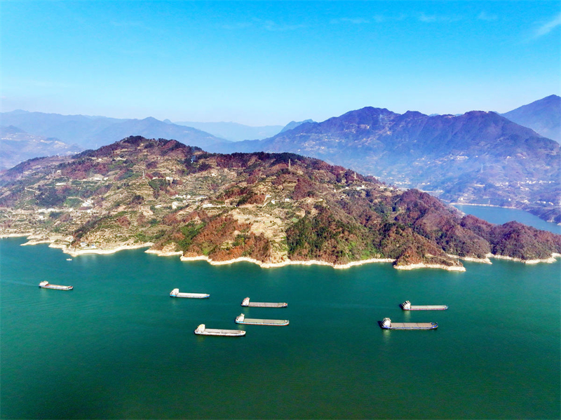 Hubei : un trafic de marchandises animé dans les Trois Gorges du Yangtsé à Yichang