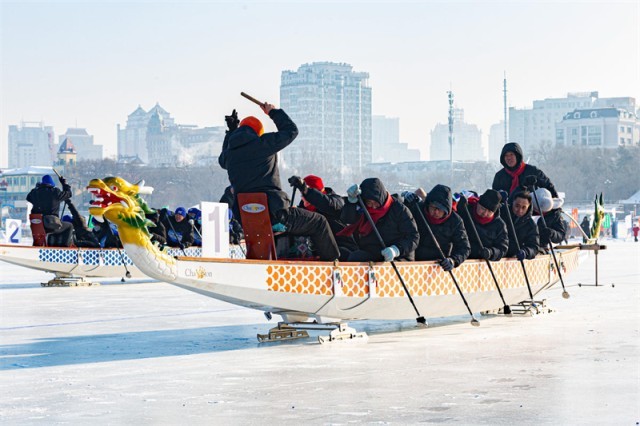 Harbin met en place des courses de bateaux-dragons sur glace !