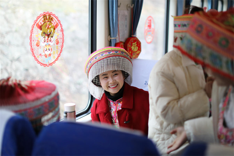 Chongqing : le ？ train lent ？ des montagnes élargit la voie de la prospérité