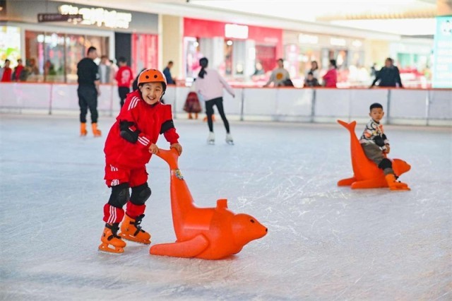 Des enfants s'amusent en patinant sur la patinoire d'un centre commercial de la ville de Changji, dans la région autonome ou goure du Xinjiang (nord-ouest de la Chine), le 13 février 2024. (Tao Weiming / Pic.People.com.cn)