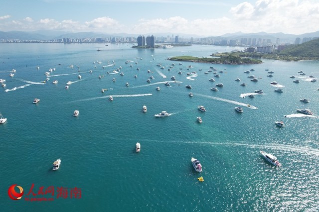 Des yachts naviguent sur la mer à Sanya, dans la province de Hainan (sud de la Chine). (Meng Fansheng / Le Quotidien du Peuple en ligne)