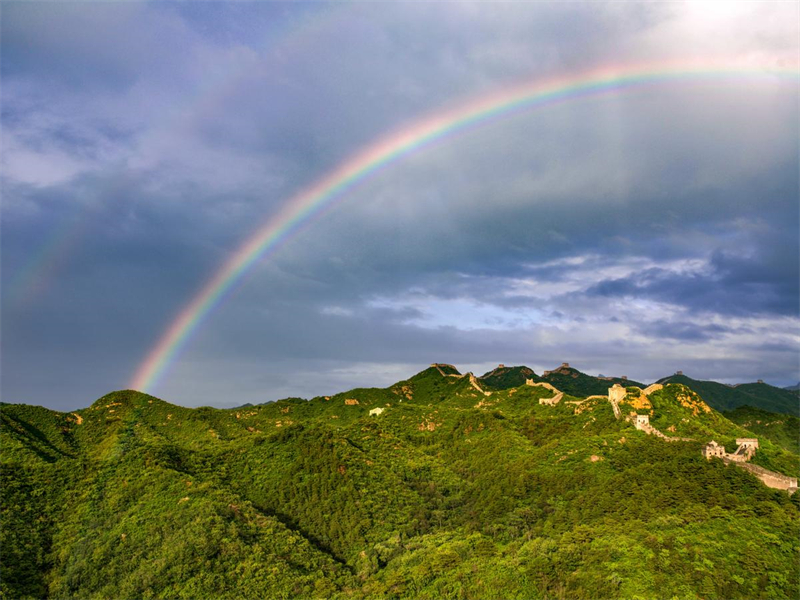 Hebei : un magnifique arc-en-ciel appara？t au-dessus de la Grande Muraille de Jinshanling