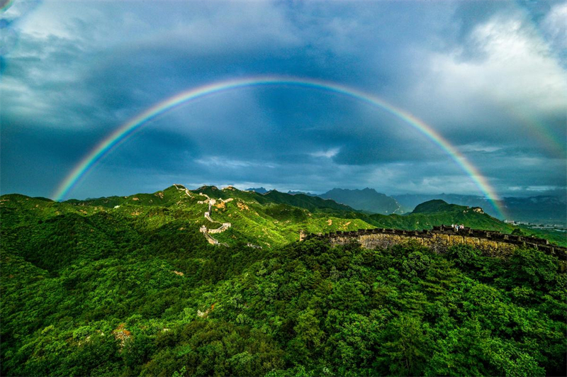 Hebei : un magnifique arc-en-ciel appara？t au-dessus de la Grande Muraille de Jinshanling