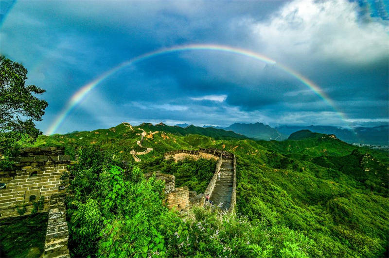 Hebei : un magnifique arc-en-ciel appara？t au-dessus de la Grande Muraille de Jinshanling