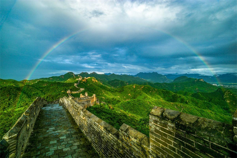 Hebei : un magnifique arc-en-ciel appara？t au-dessus de la Grande Muraille de Jinshanling