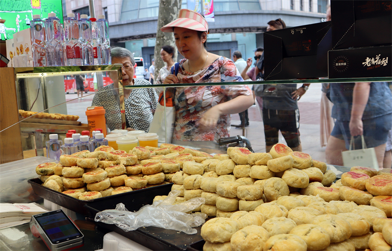 Shanghai : à l'approche de la Fête de la mi-automne, les gateaux de lune faits à la main se vendent comme des petits pains