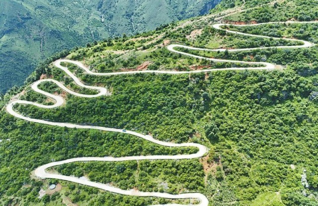 Photo montrant une route menant au village d'Abuluoha du comté de Butuo, dans la préfecture autonome Yi de Liangshan de la province du Sichuan (sud-ouest de la Chine). (Photo / Jilie Ziri)