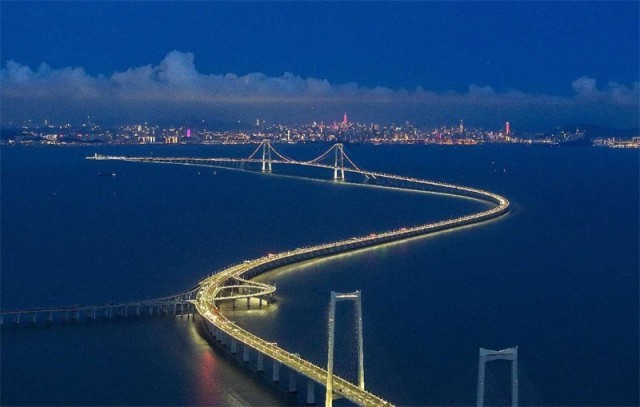 Photo montrant une vue nocturne de la liaison Shenzhen-Zhongshan, dans la province du Guangdong. (Wang Meiyan / Pic.people.com.cn)