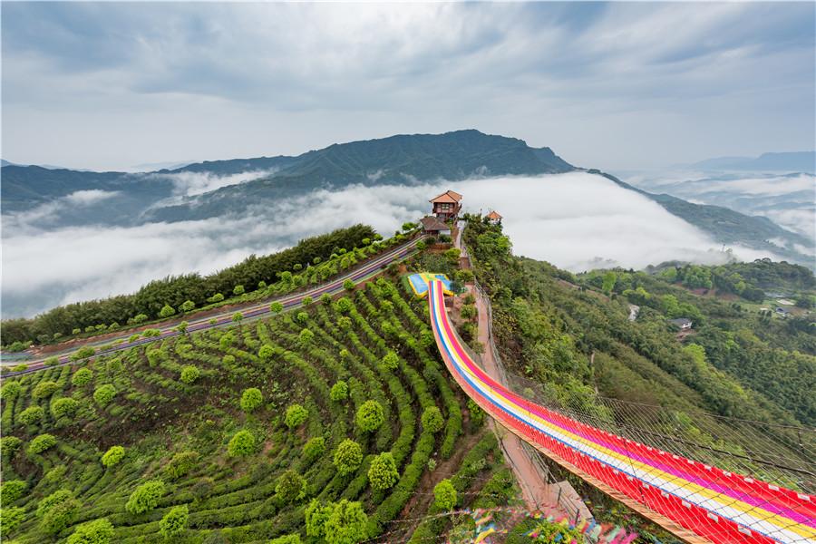 Guizhou : une balan?oire au bord de la falaise Guizhou : une balan?oire au bord de la falaise