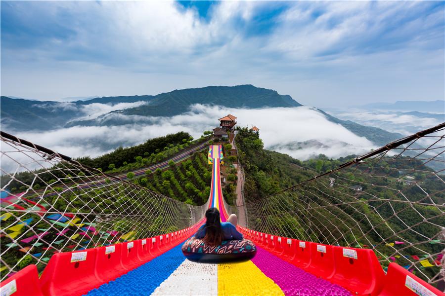 Guizhou : une balan?oire au bord de la falaise Guizhou : une balan?oire au bord de la falaise