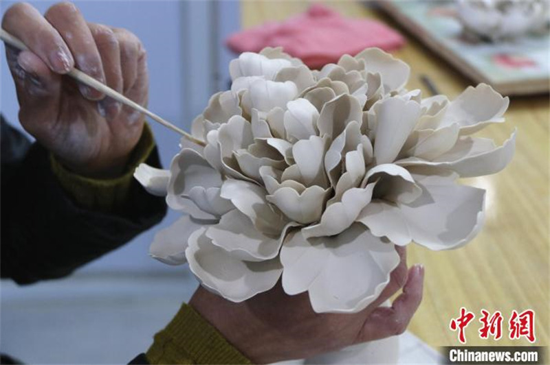 Shandong : les pivoines fleurissent sur la porcelaine à Heze, ville de la pivoine