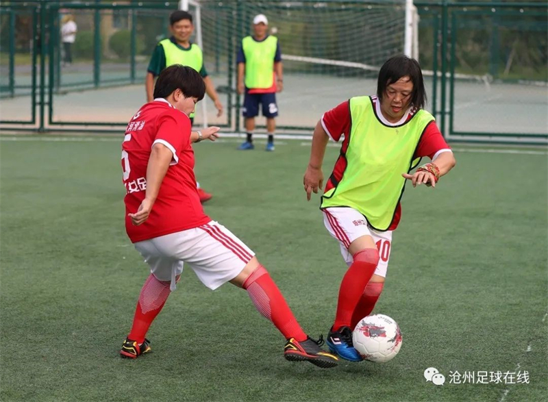 Les membres de l'？ Equipe de football 50 + ？ jouent au football. (Photo du compte public de Cangzhou Soccer Online sur WeChat)