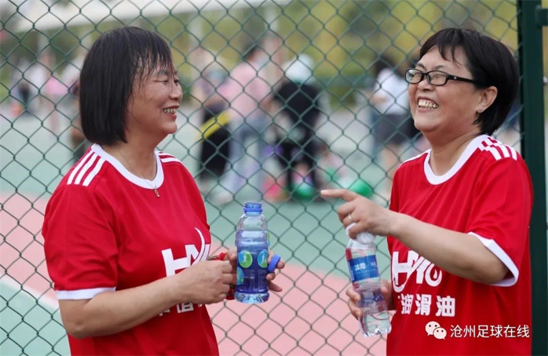 Les membres de la ？Equipe de football 50 + ？ discutent entre elles. (Photo du compte public de Cangzhou Soccer Online sur WeChat)