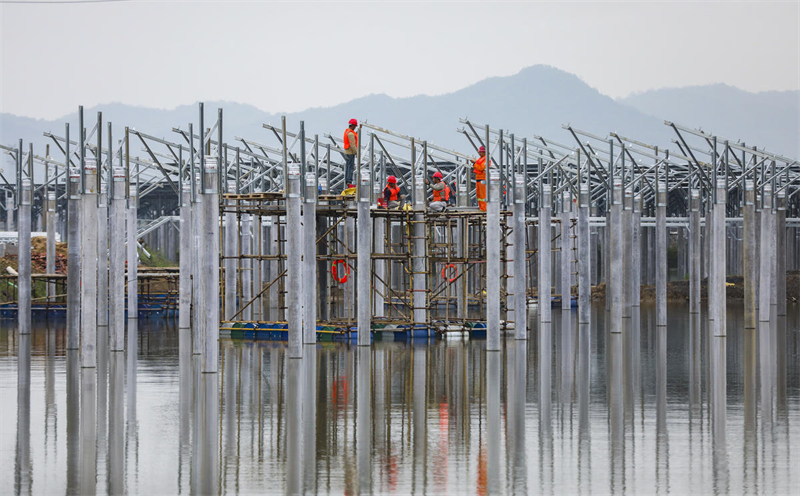 Jiangxi : la construction du projet d'énergie photovolta？que ？ pêche + solaire ？ se poursuit à Hukou