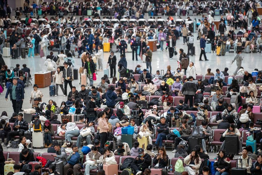 Des passagers dans la salle d'attente de la gare de Harbin, à Harbin, dans la province chinoise du Heilongjiang (nord-est), le 7 octobre 2024. (Zhang Tao / Xinhua)