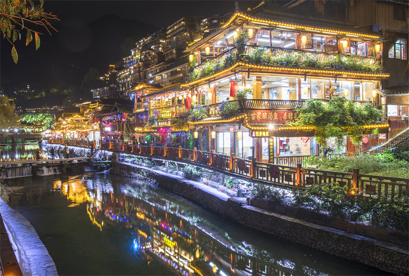 Guizhou : l'éblouissante vue nocturne du village Miao de Xijiang Qianhu