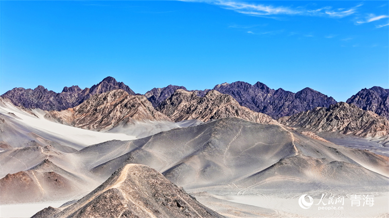 Qinghai : Heidushan, comme une peinture à l'encre noire dans le désert du nord-ouest