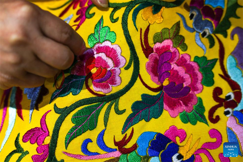 Guizhou : l'artisanat ethnique local alimente le développement rural dans le village Dong de Zhaoxing