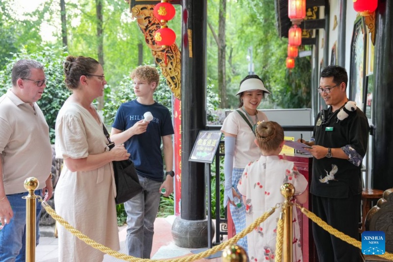 Sichuan : histoire en photo de l'accueil multilingue du préposé aux billets à Chengdu